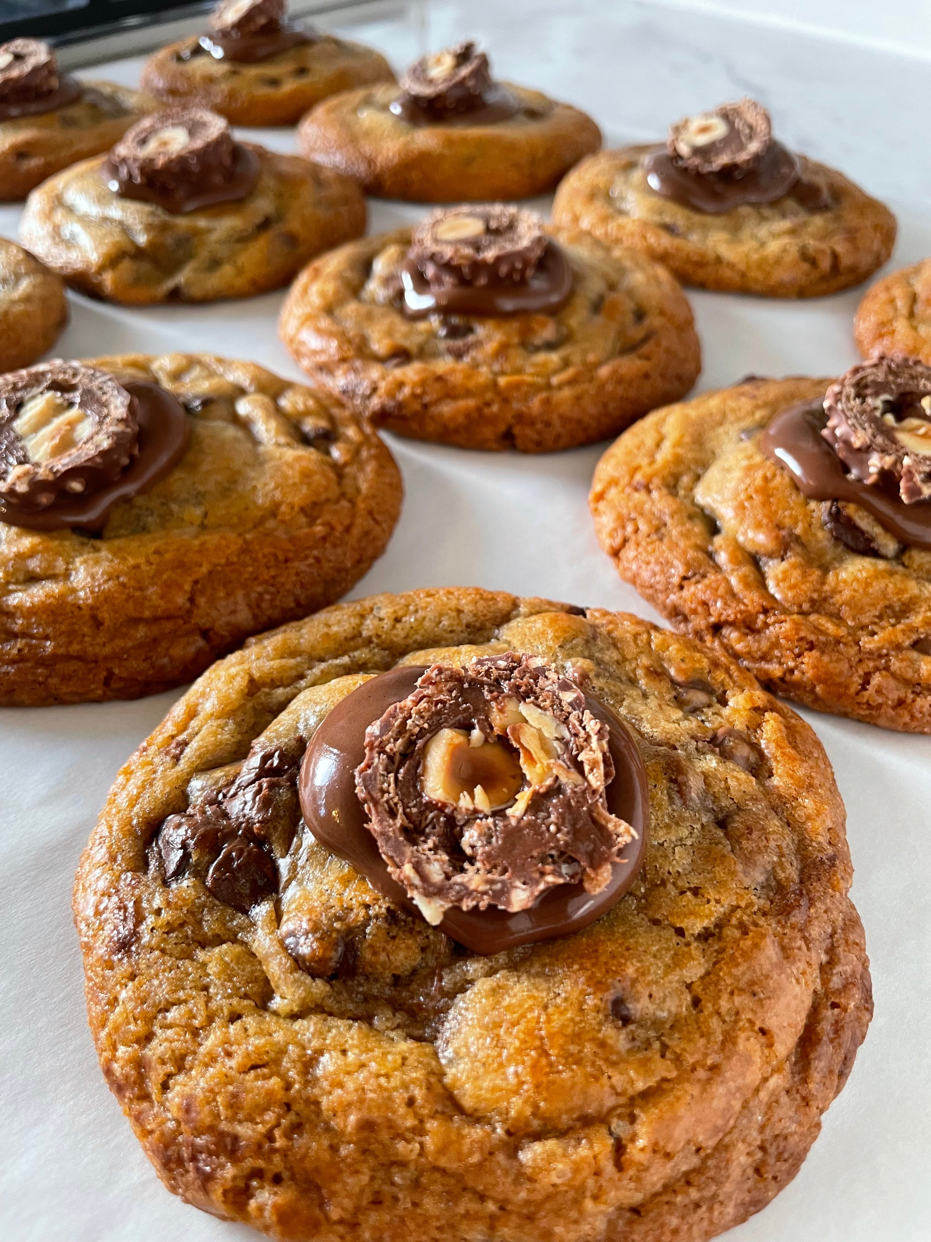 Assorted box of 9 stuffed cookies